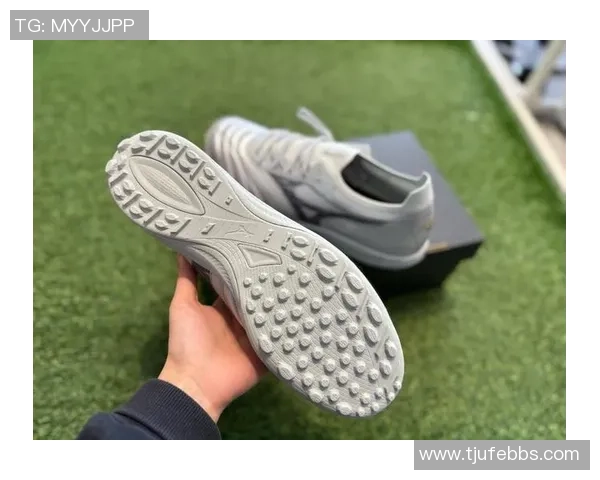 球星足球鞋磨脚后跟问题解决方案，剪开设计提升舒适度与性能