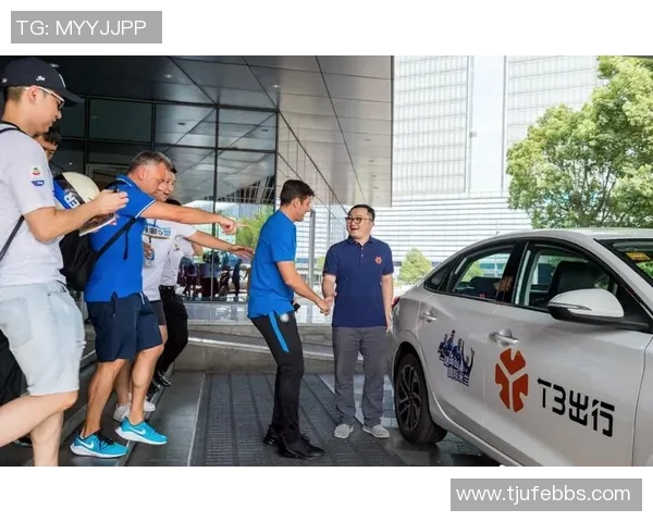 足球巨星驾车出行引发关注 现场粉丝热情围堵 车内生活首次曝光